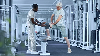 Fyzioterapeut poradí cviky na artrózu kolene