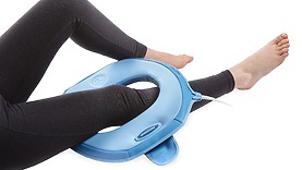 Magnetoterapie s využitím aplikátoru A8P při potížích kolenou. Lze navléci a zajistit hloubkové intenzivní aplikace .