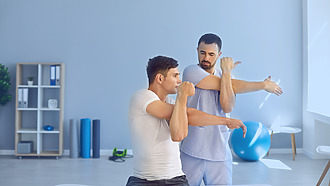 Pravidelné cvičení může být jedna z cest, jak rozhýbat zmrzlé rameno.