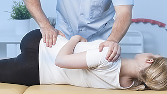 Cviky na bolesti bederní páteře se naučíte s fyzioterapeutem