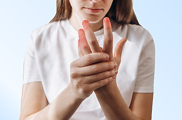 Příznakem syndromu karpálního tunelu může být mravenčení prstů