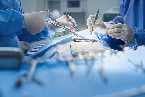 Při operaci se využívají různé nástroje a operační techniky
