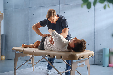 Fyzioterapeut může pomoci s protahováním svalů a páteře