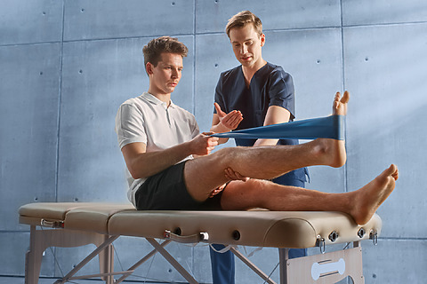Fyzioterapeut může pomoci nastavit cvičební plán na posílení zad a břicha.