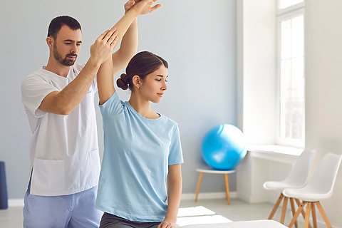 Fyzioterapeut může pomoci s nastavením cvičebního plánu na zlepšení rozsahu pohybu a posílení svalů.
